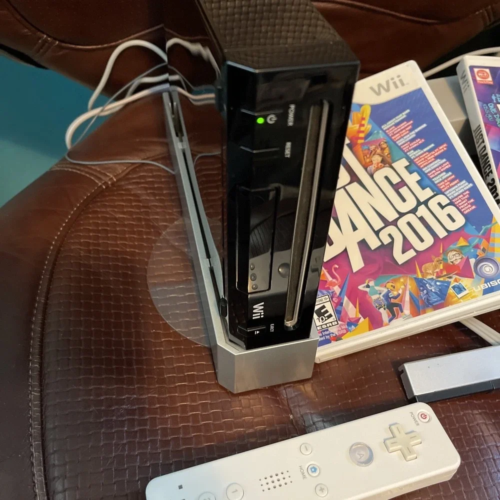 Nintendo Wii Black Console Bundle‎ With 2 Games. (4)